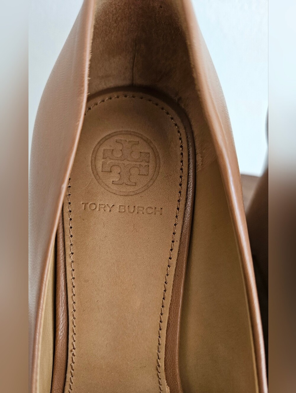Tory Burch Women’s Tan Leather Peep-Toe with Gold Logo - Picture 6 of 7